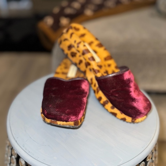 Naked Feet leopard print cow hair burgundy velvet closed platform mule size 5.5 - Picture 10 of 10